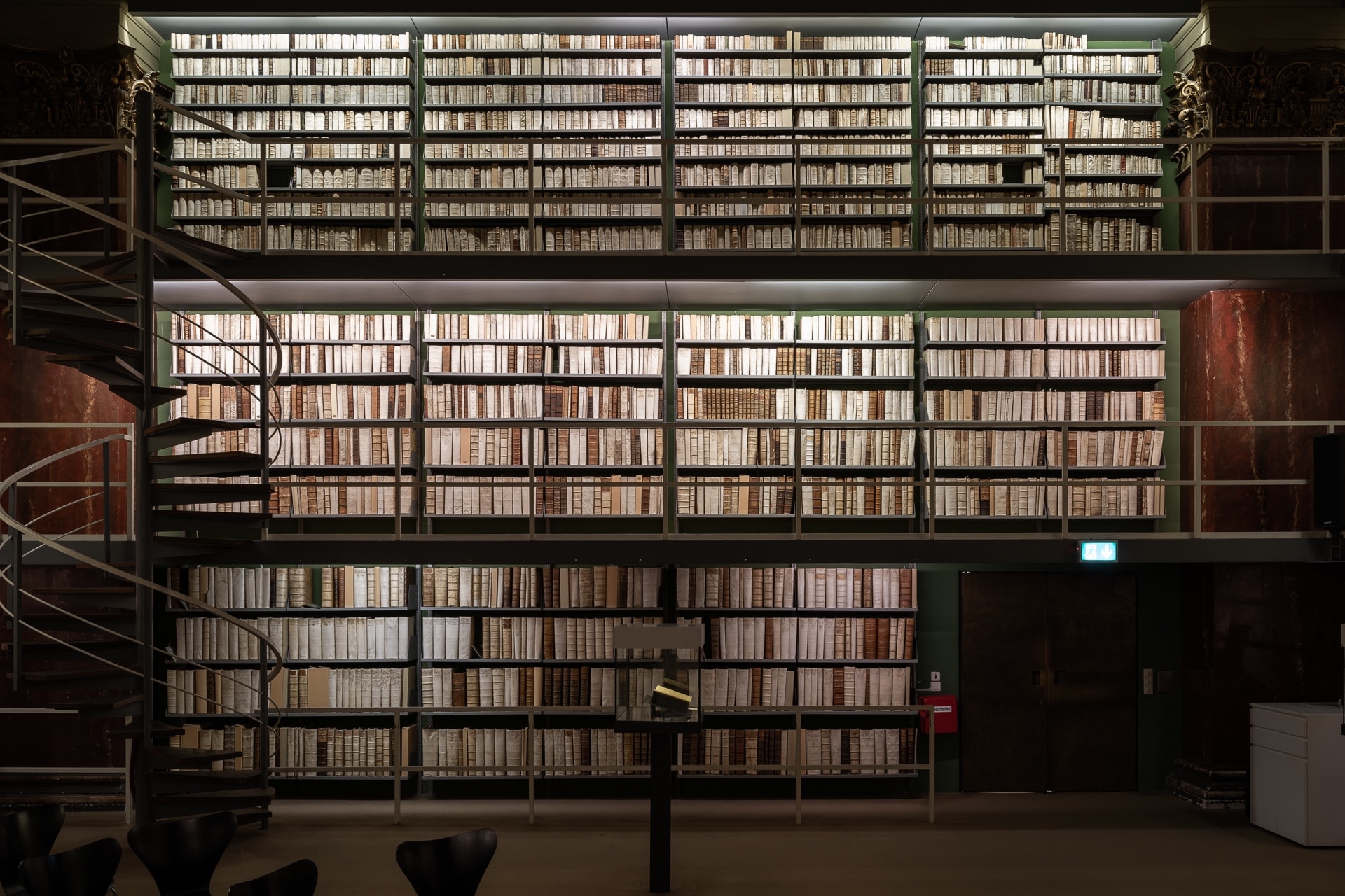 Augusteerhalle Bücherregale